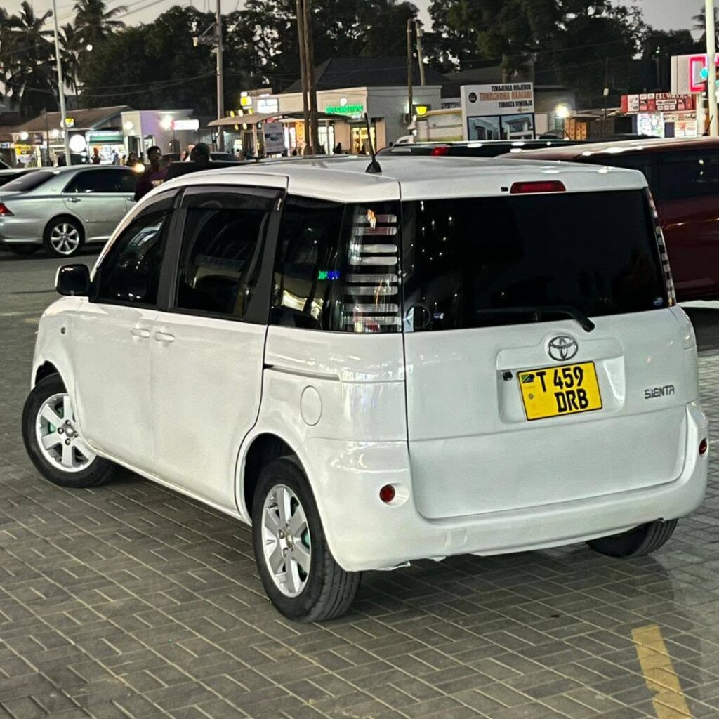 Magari Sokoni Toyota Sienta ya Bei Poa 2004