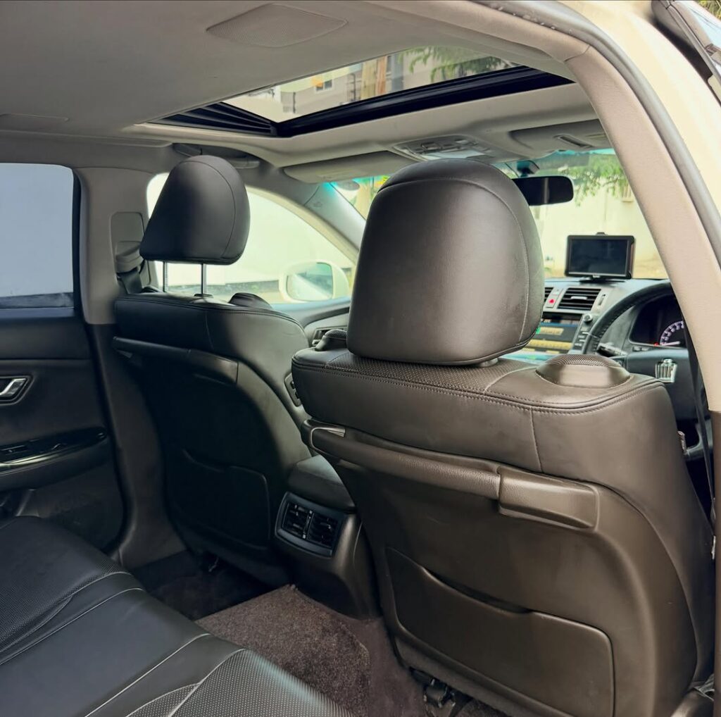 Toyota Crown bei poa sokoni Dar es Salaam Tanzania