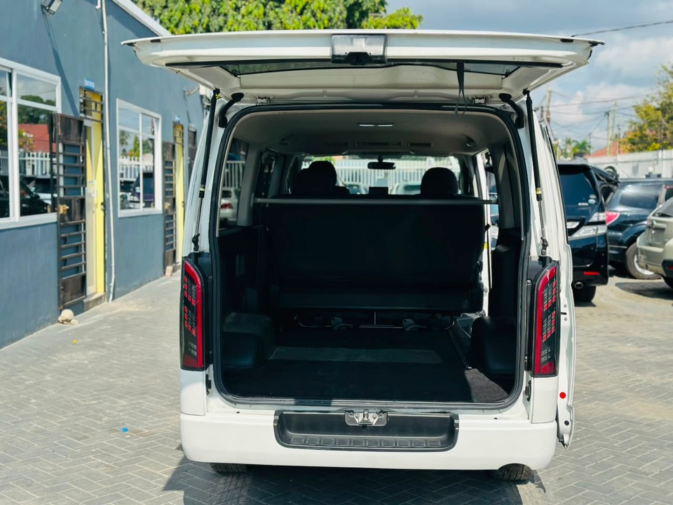 Toyota Hiace 2011 Inauzwa Dar es Salaam Tanzania