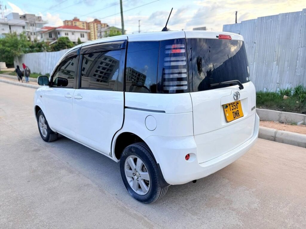 Magari Sokoni Toyota Sienta ya Bei Poa 2004