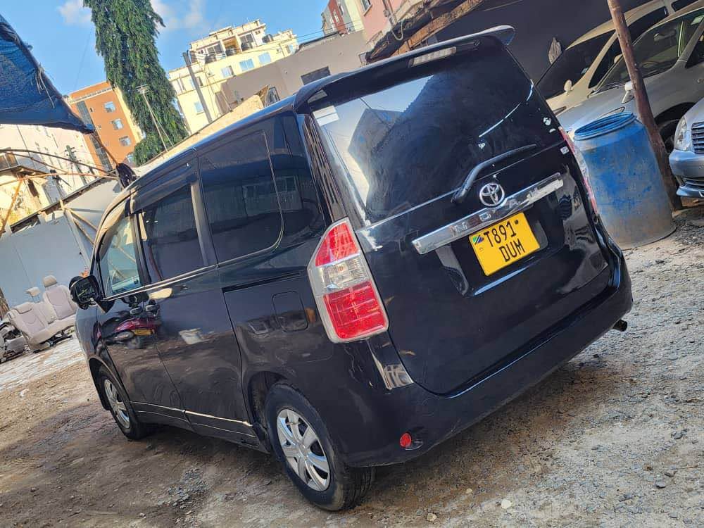 Magari Sokoni Toyota Noah ya Bei Poa 2010
