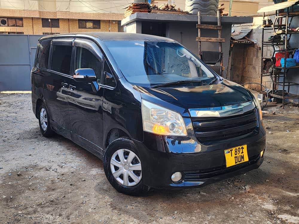 Toyota Noah bei poa sokoni Dar es Salaam Tanzania