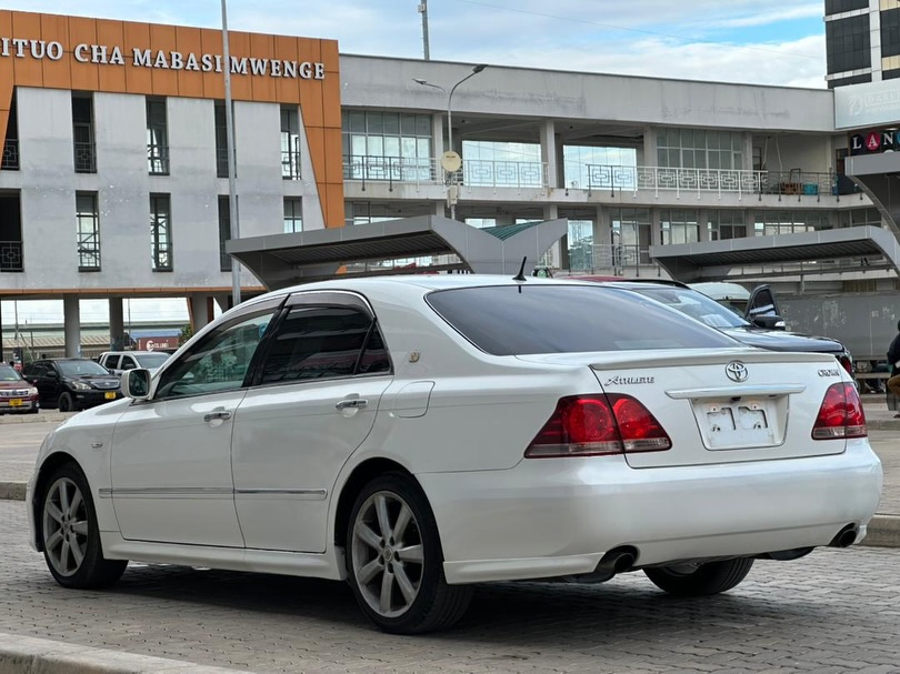 Toyota Crown bei poa sokoni Dar es Salaam Tanzania