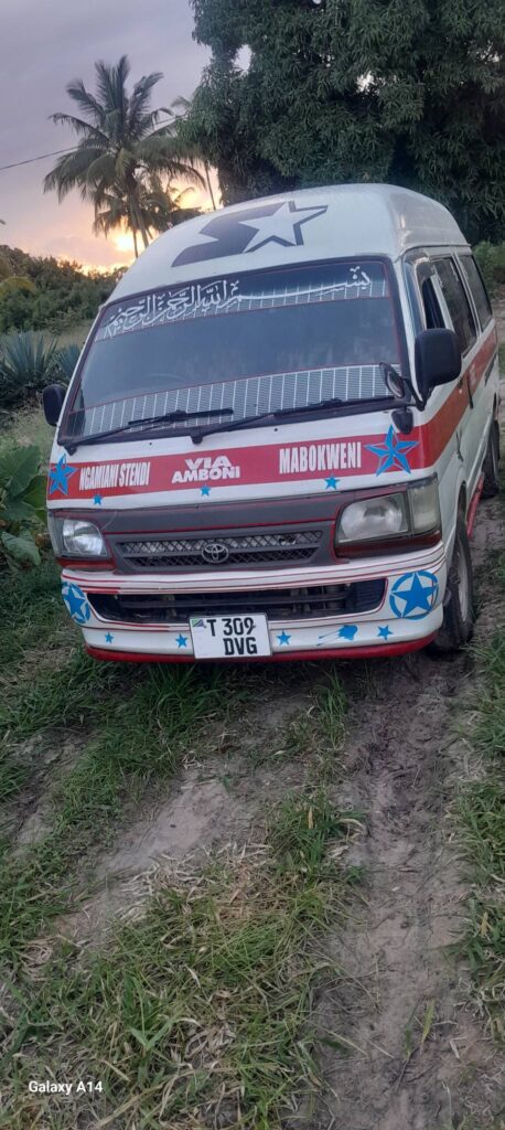 Magari Sokoni Toyota Hiace ya Bei Poa 1998