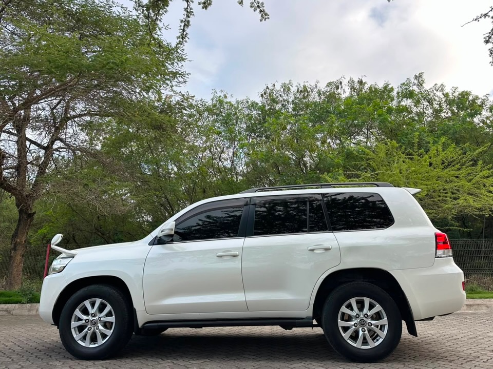 Toyota Land Cruiser V8 2016 for Sale in Dar es Salaam