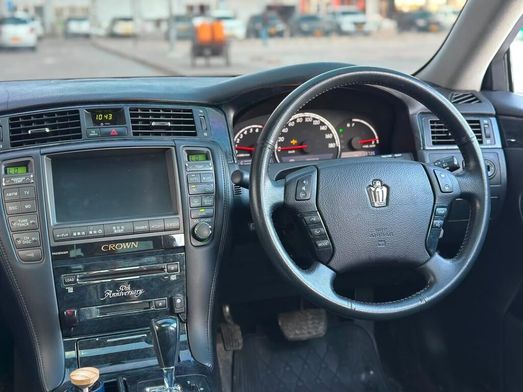 Magari Sokoni Toyota Crown ya Bei Poa 2006