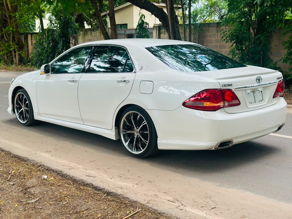 Toyota Crown 2009 Inauzwa Dar es Salaam Tanzania