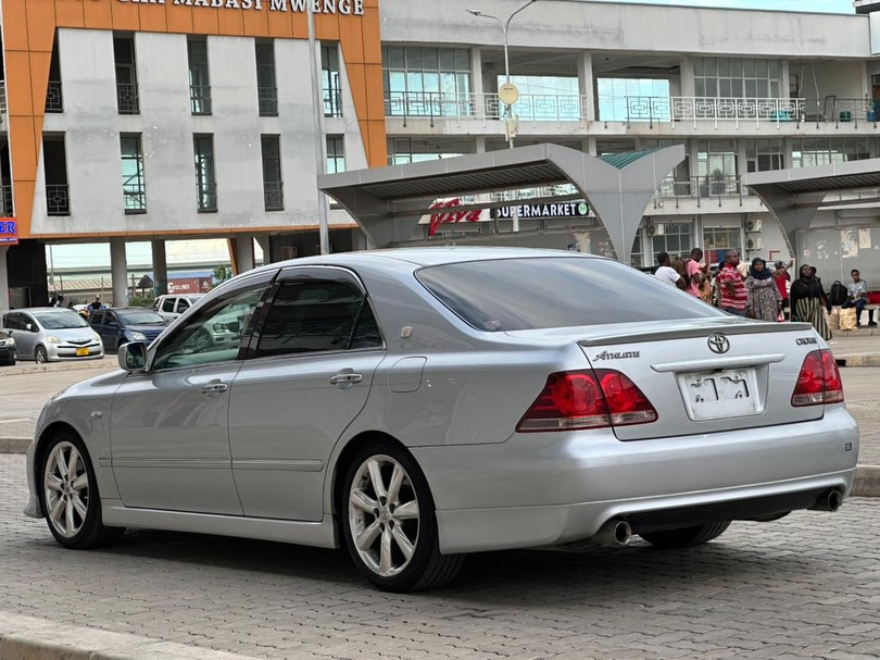 Toyota Crown bei poa sokoni Dar es Salaam Tanzania