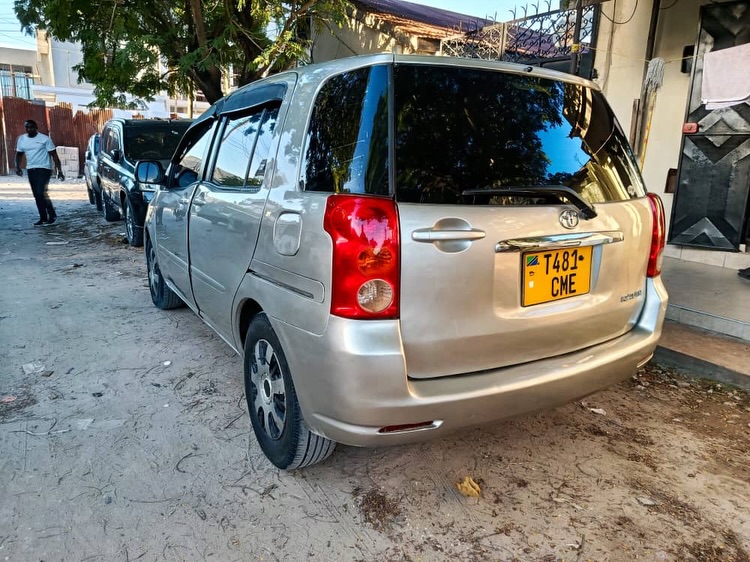 Magari Sokoni Toyota Raum ya Bei Poa 2004