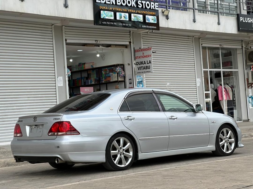 Toyota Crown 2006 Inauzwa Dar es Salaam Tanzania