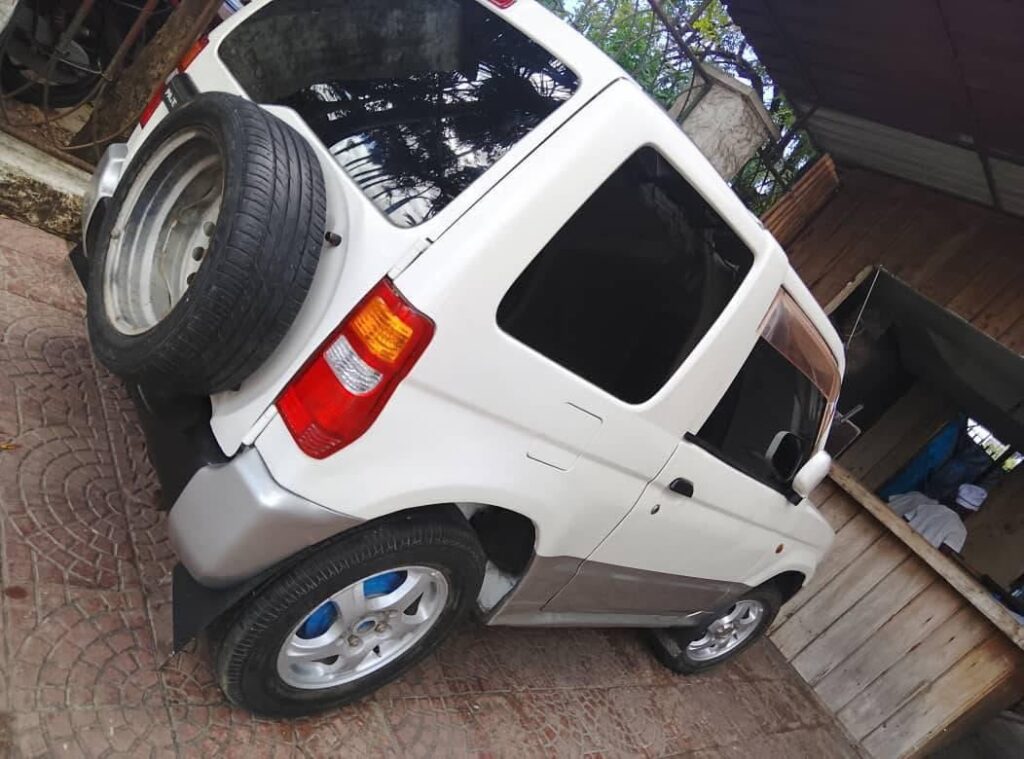 Mitsubishi Pajero bei poa sokoni Dar es Salaam Tanzania