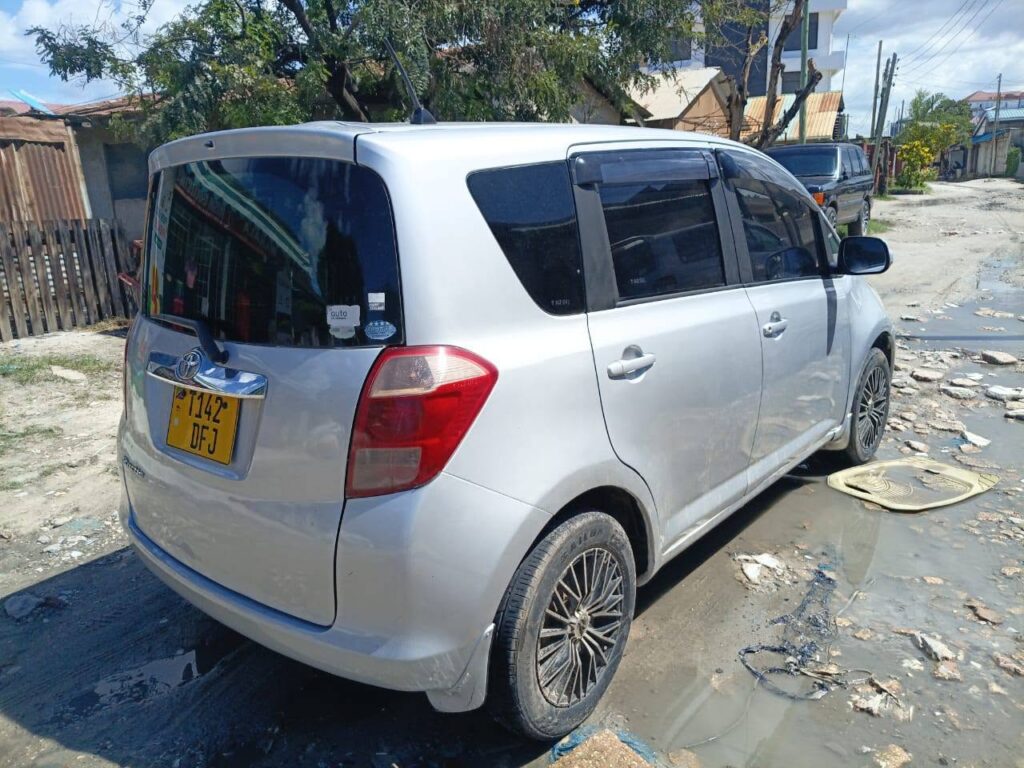 Toyota Ractis bei poa sokoni Dar es Salaam Tanzania