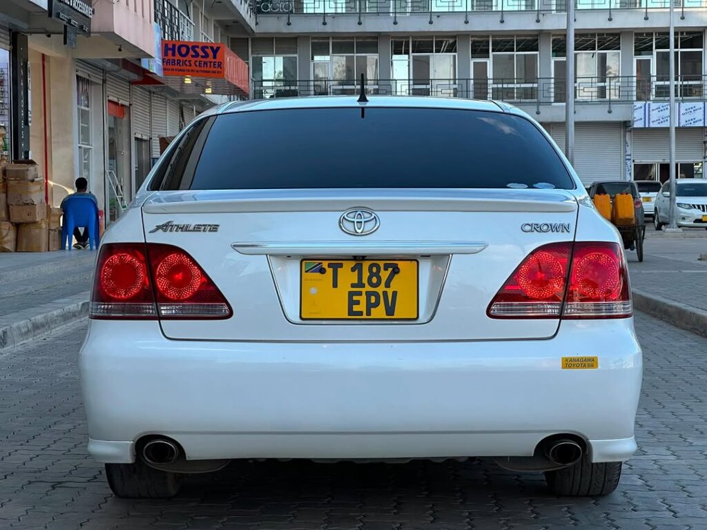 Magari Crown 2006 lipo Dar es Salaam