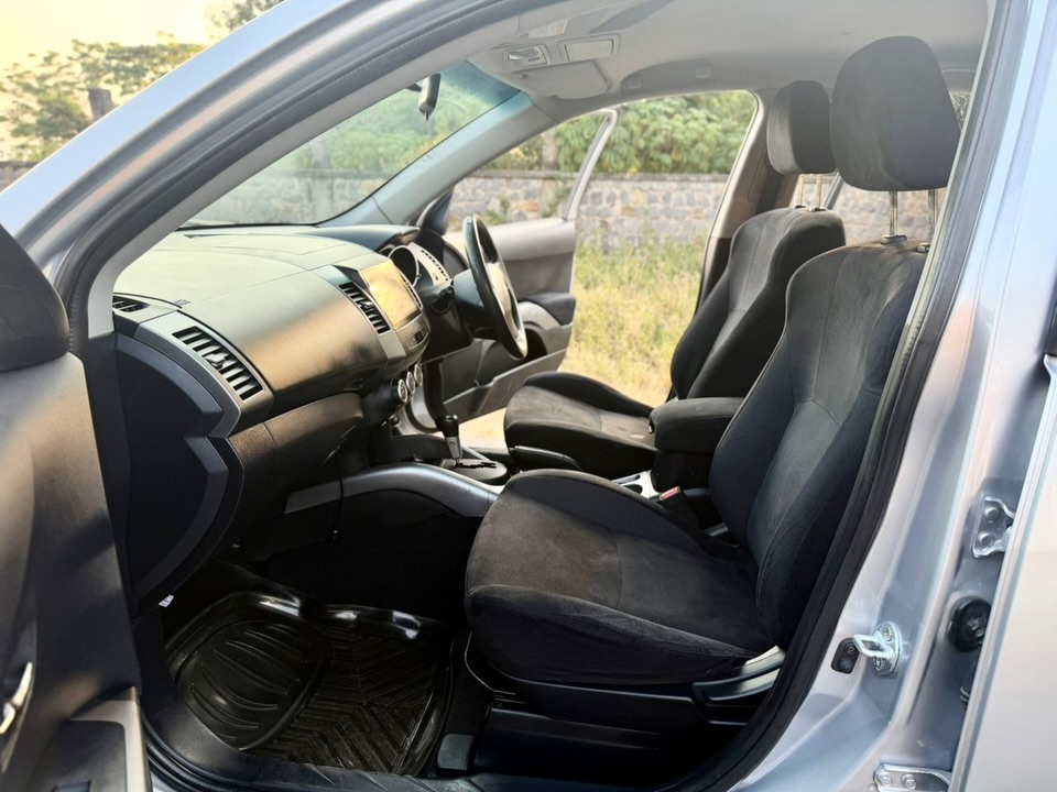 Mitsubishi Outlander bei poa sokoni Mwanza Tanzania
