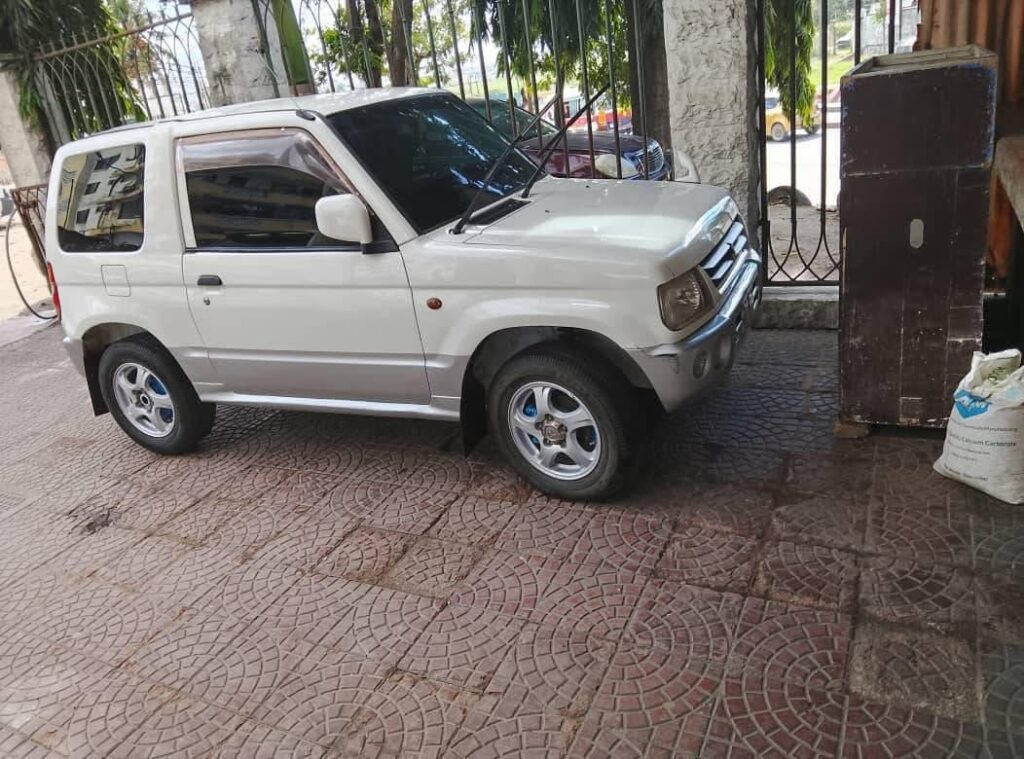 Magari Sokoni Mitsubishi Pajero ya Bei Poa 2000