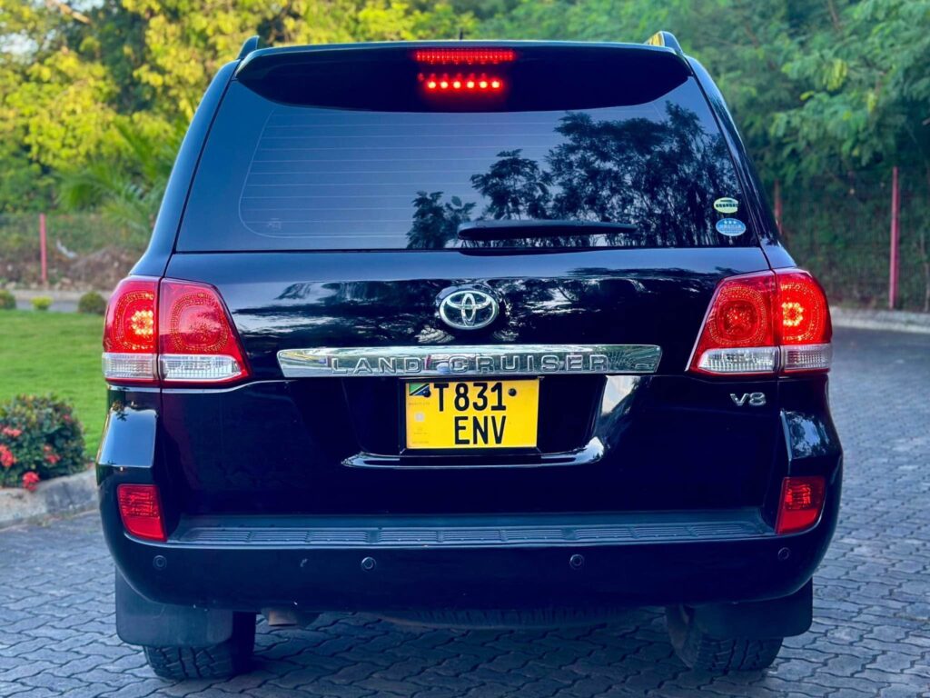 Magari Land Cruiser V8 2010 lipo Dar es Salaam