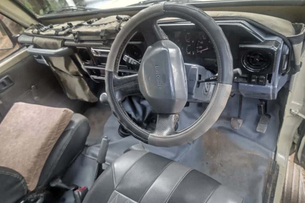 Magari Sokoni Toyota Land Cruiser 70 Series ya Bei Poa 2000