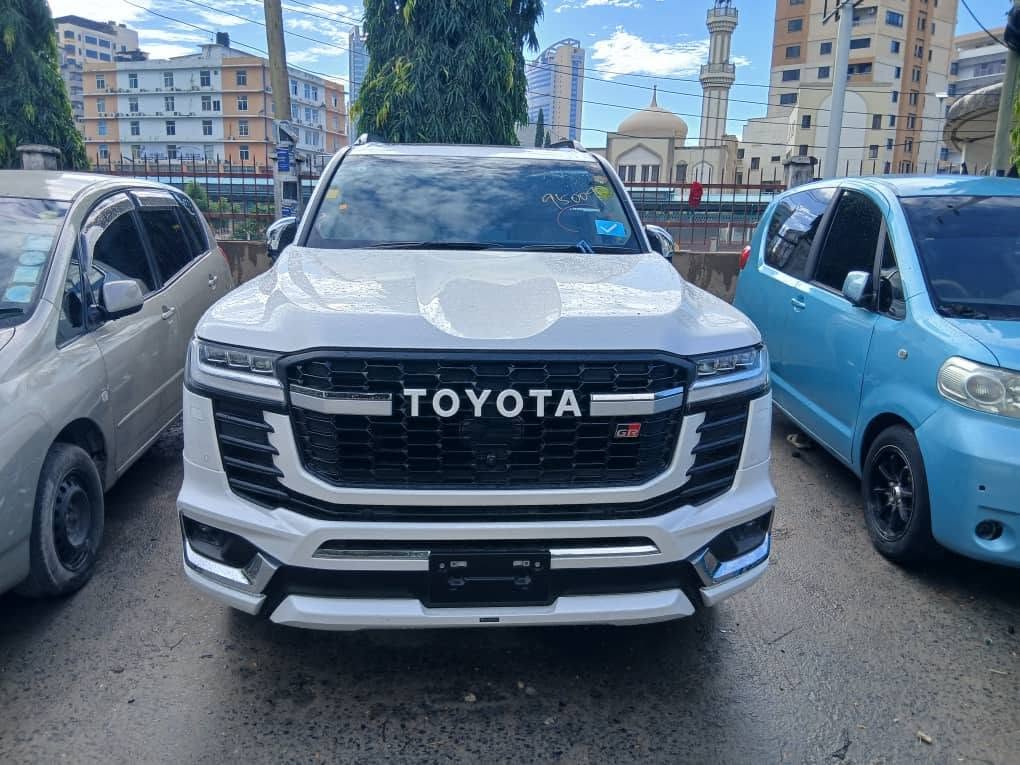 Magari Land Cruiser 300 Series 2023 lipo Dar es Salaam
