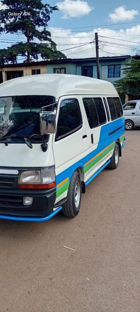 Magari Sokoni Toyota Hiace ya Bei Poa 1998
