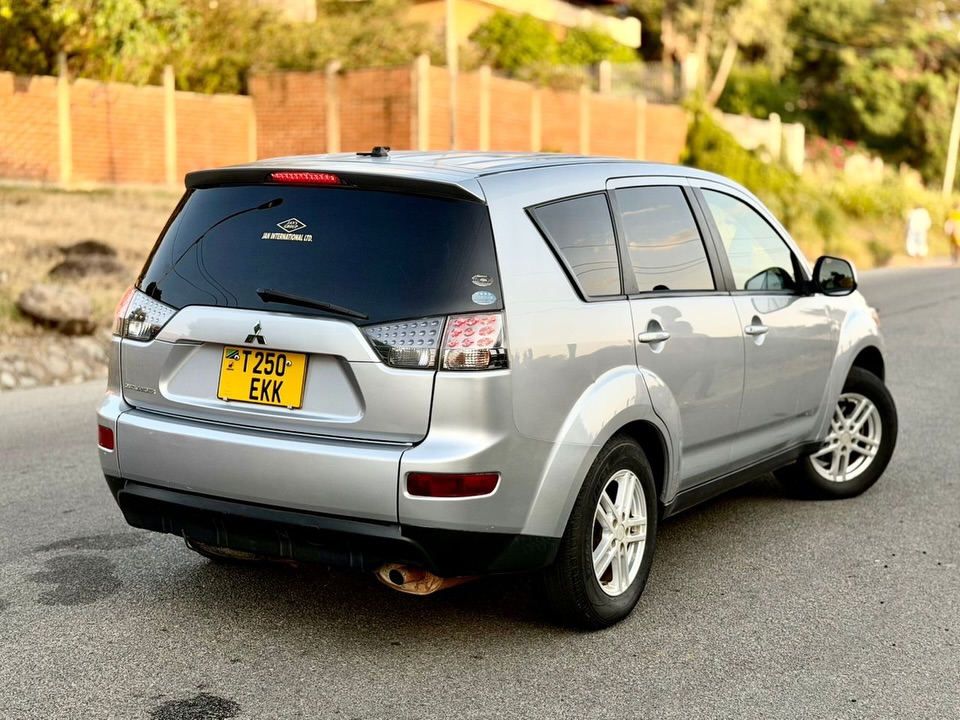 Mitsubishi Outlander bei poa sokoni Mwanza Tanzania