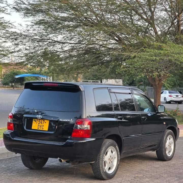 Toyota Kluger bei poa sokoni Dar es Salaam Tanzania
