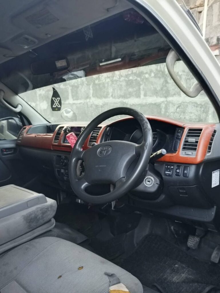 Magari Sokoni Toyota Hiace ya Bei Poa 2006