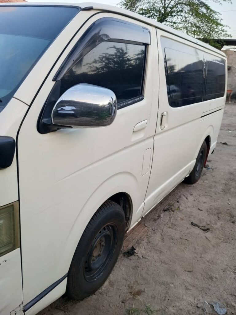 Magari Hiace 2006 lipo Dar es Salaam