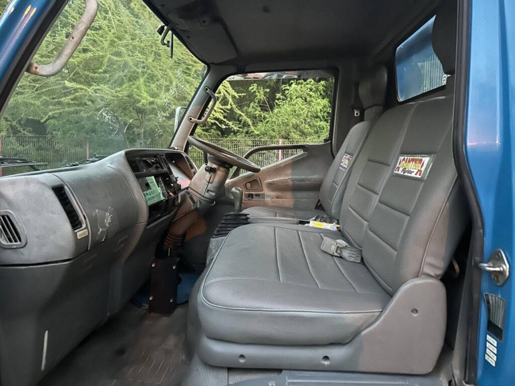 Mitsubishi Canter bei poa sokoni Dar es Salaam Tanzania