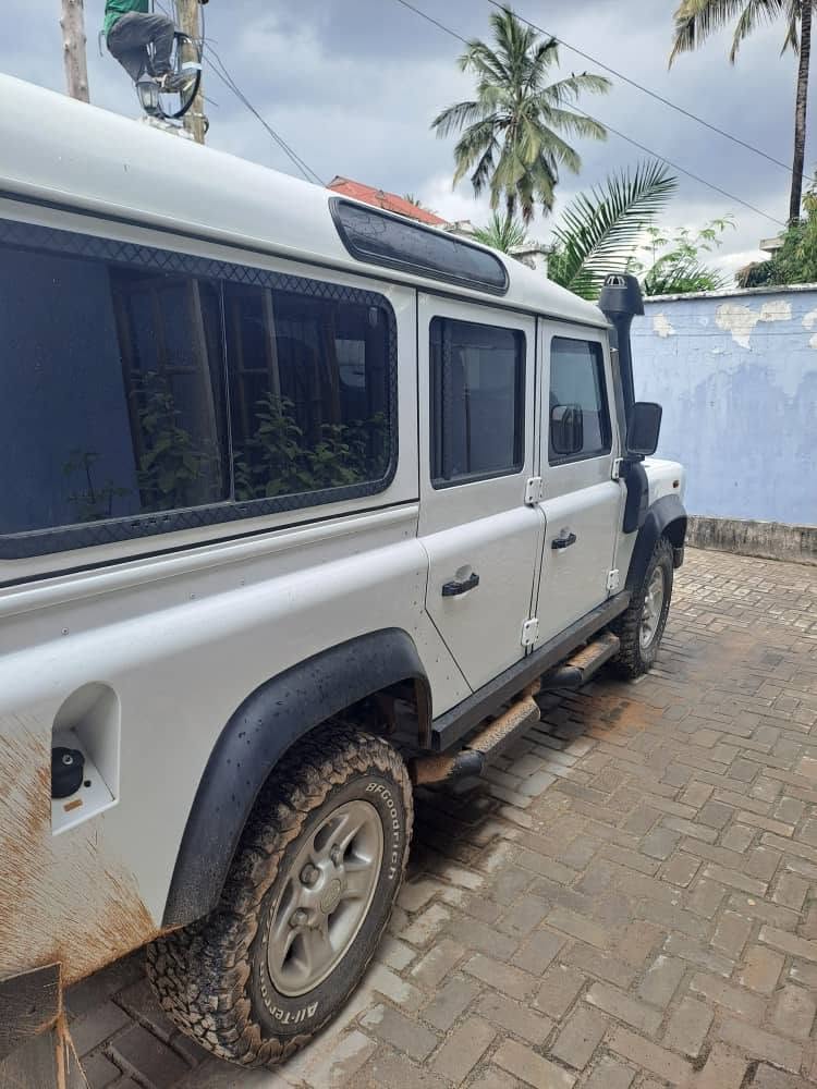 Magari Sokoni Land Rover Defender ya Bei Poa 2015
