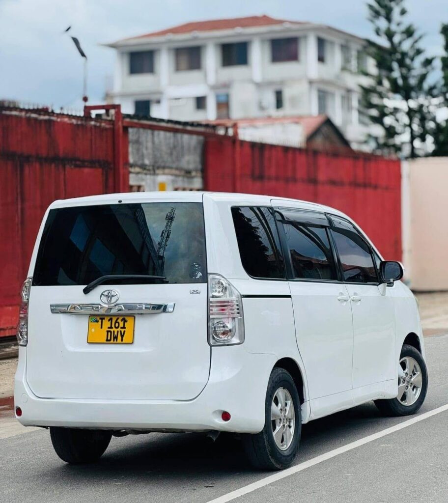 Magari Sokoni Toyota Noah ya Bei Poa 2008