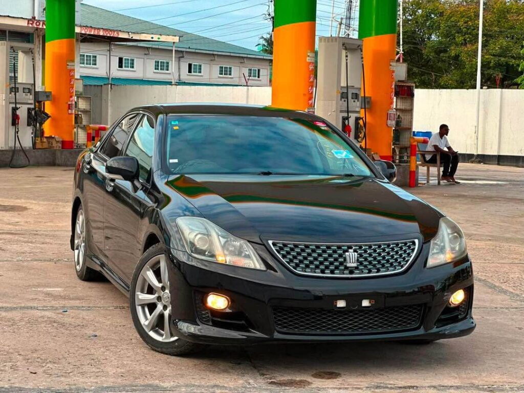 Magari Crown 2009 lipo Dar es Salaam