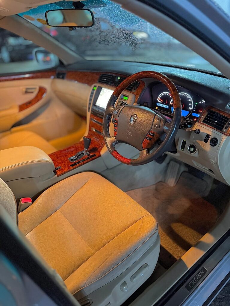 Price Toyota Crown 2005 for Sale in Dar es Salaam