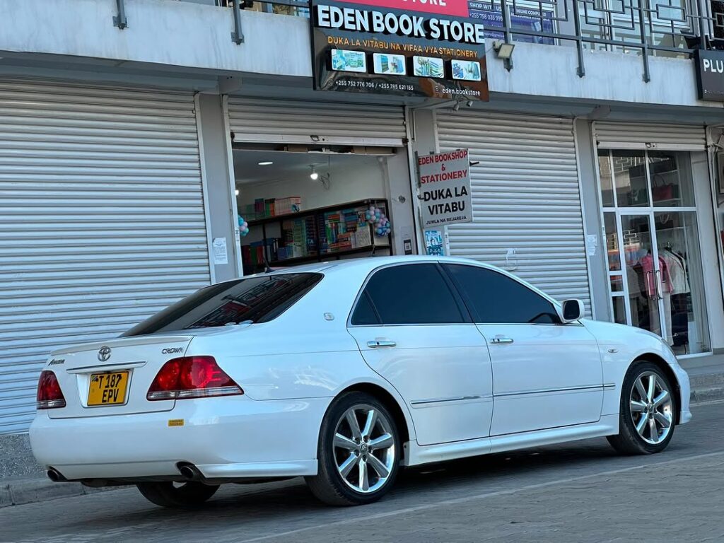 Toyota Crown 2006 Inauzwa Dar es Salaam Tanzania