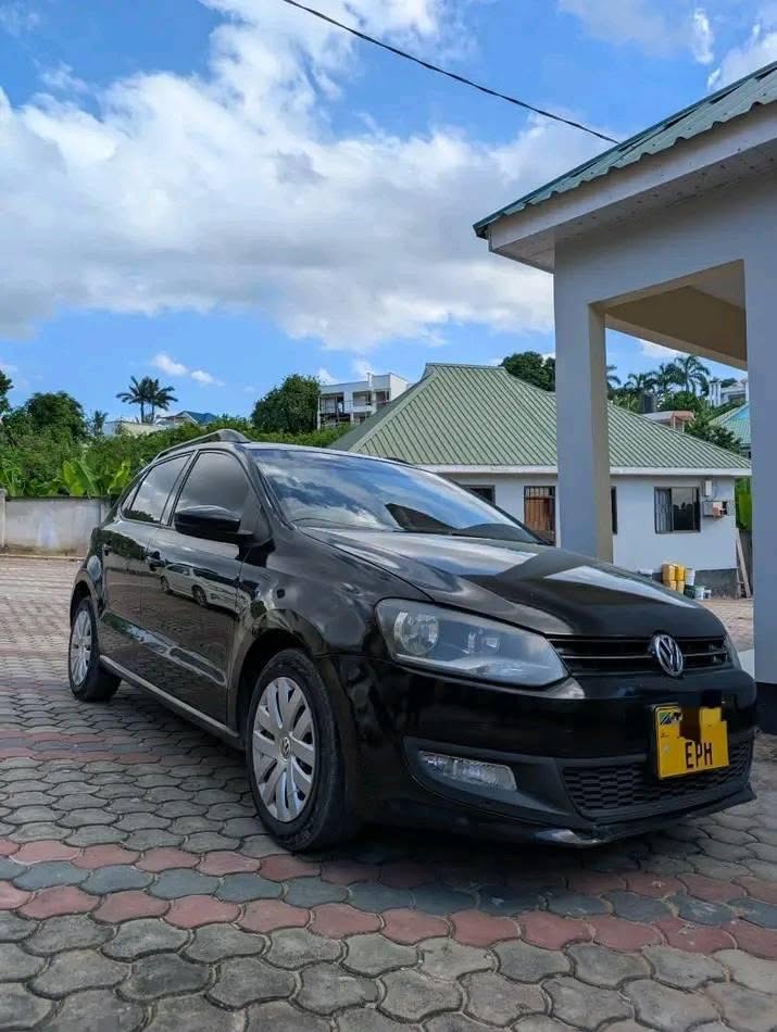 Volkswagen Polo bei poa sokoni Dar es Salaam Tanzania
