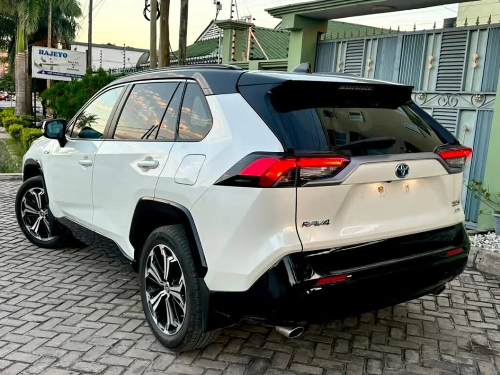 Toyota Rav4 bei poa sokoni Dar es Salaam Tanzania