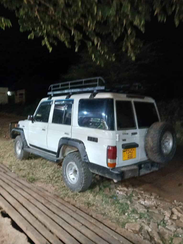 Magari Sokoni Toyota Land Cruiser 76 SUV ya Bei Poa 2000