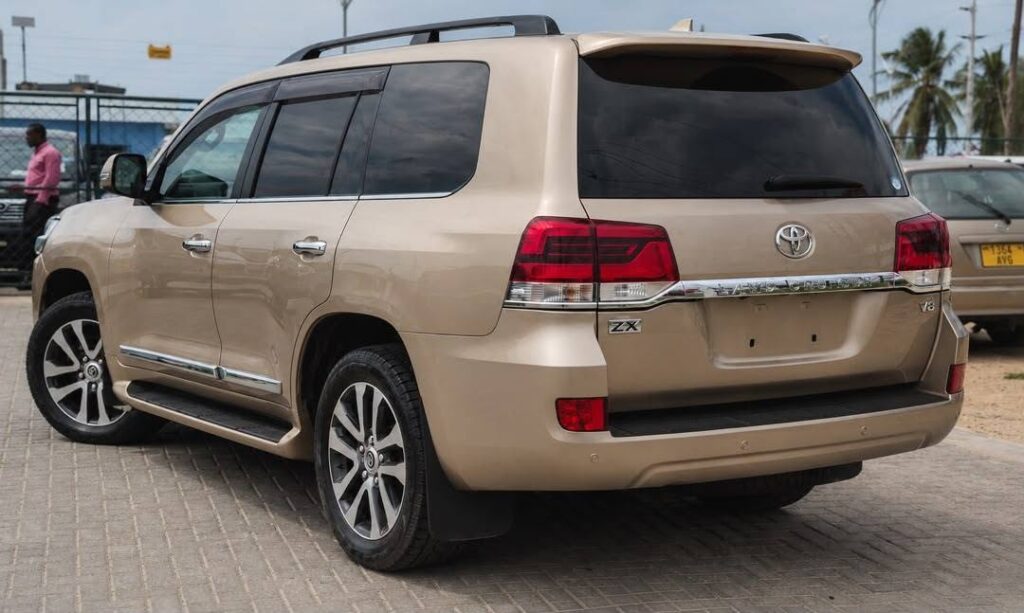 Magari Sokoni Toyota Land Cruiser V8 ya Bei Poa 2017
