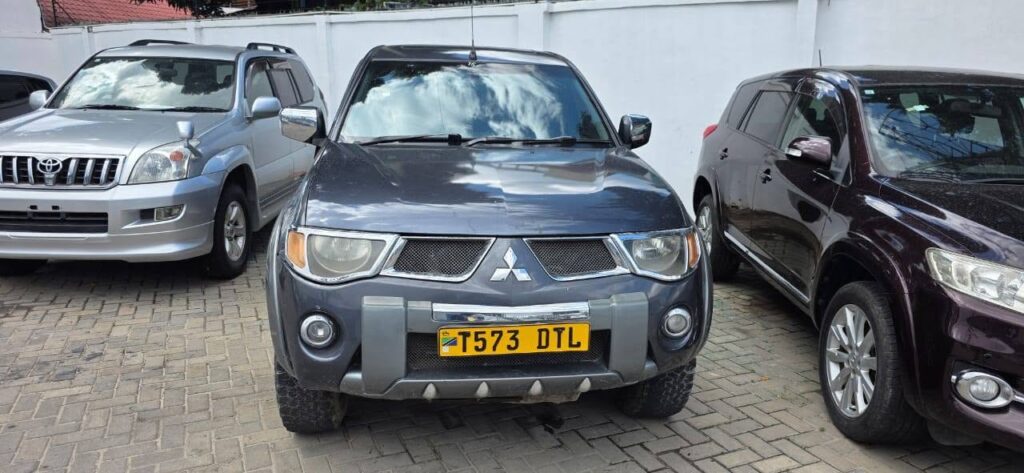 Mitsubishi L200 bei poa sokoni Dar es Salaam Tanzania