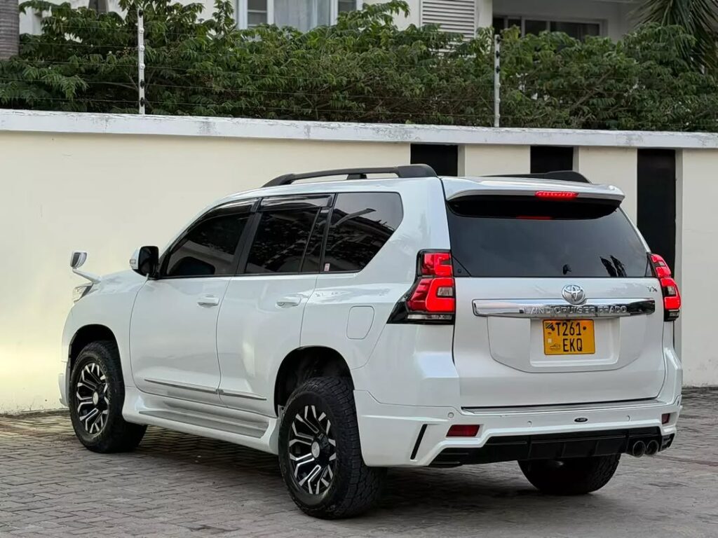 Magari Sokoni Toyota Land Cruiser Prado ya Bei Poa 2016