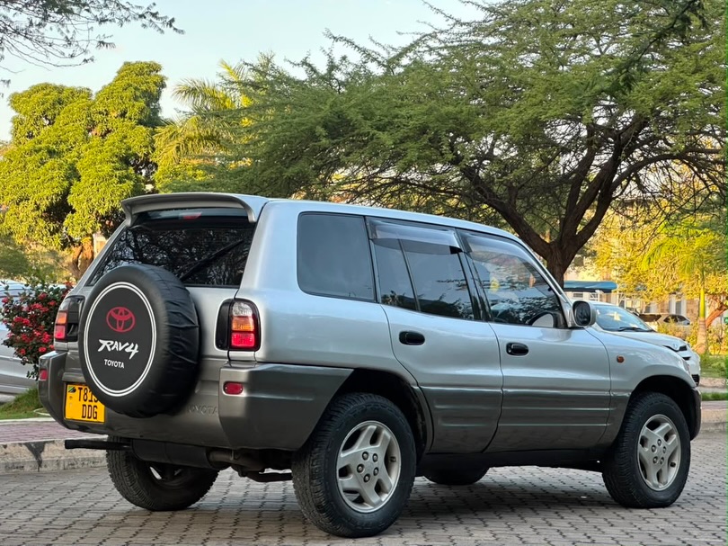 Toyota Rav4 bei poa sokoni Dar es Salaam Tanzania