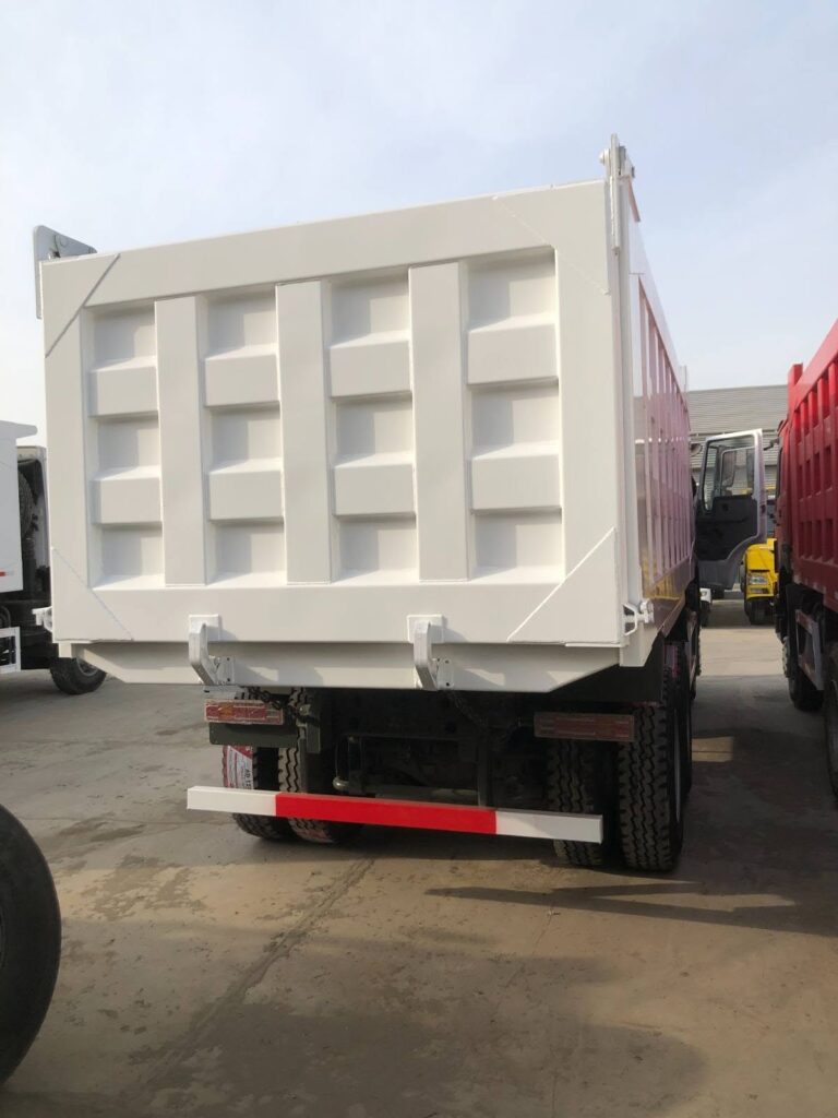 HOWO (Syno-Truck) HOWO A7 6×4 Tipper bei poa sokoni Dar es Salaam Tanzania
