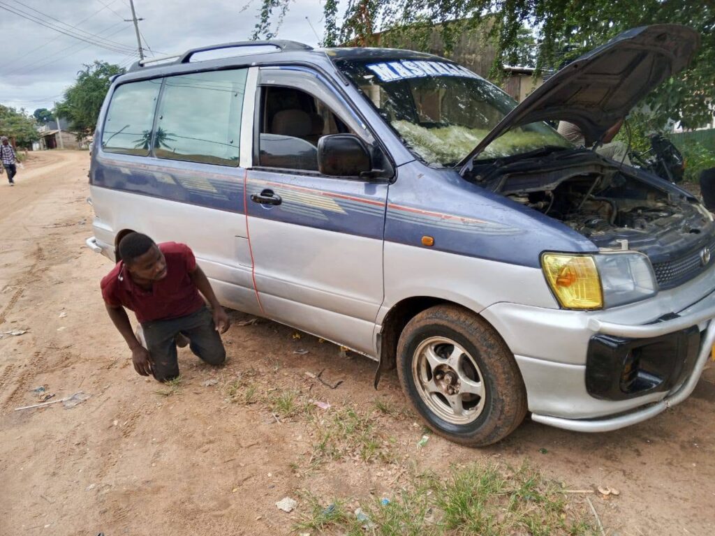 Toyota Noah bei poa sokoni Dar es Salaam Tanzania