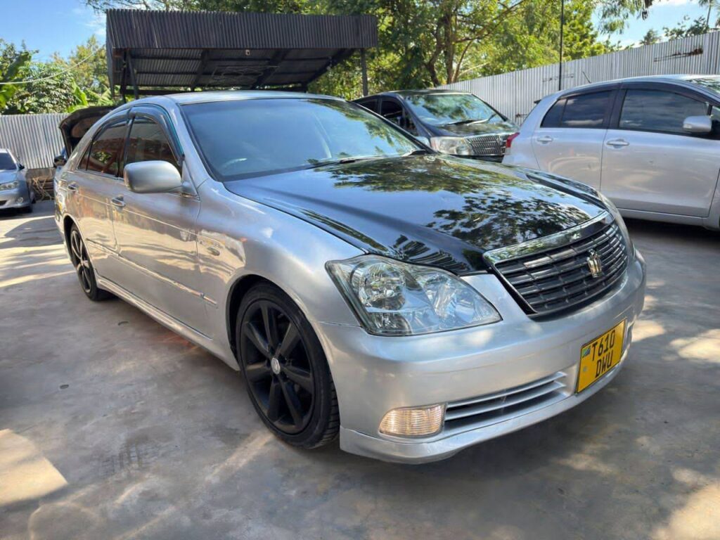 Magari Sokoni Toyota Crown ya Bei Poa 2005