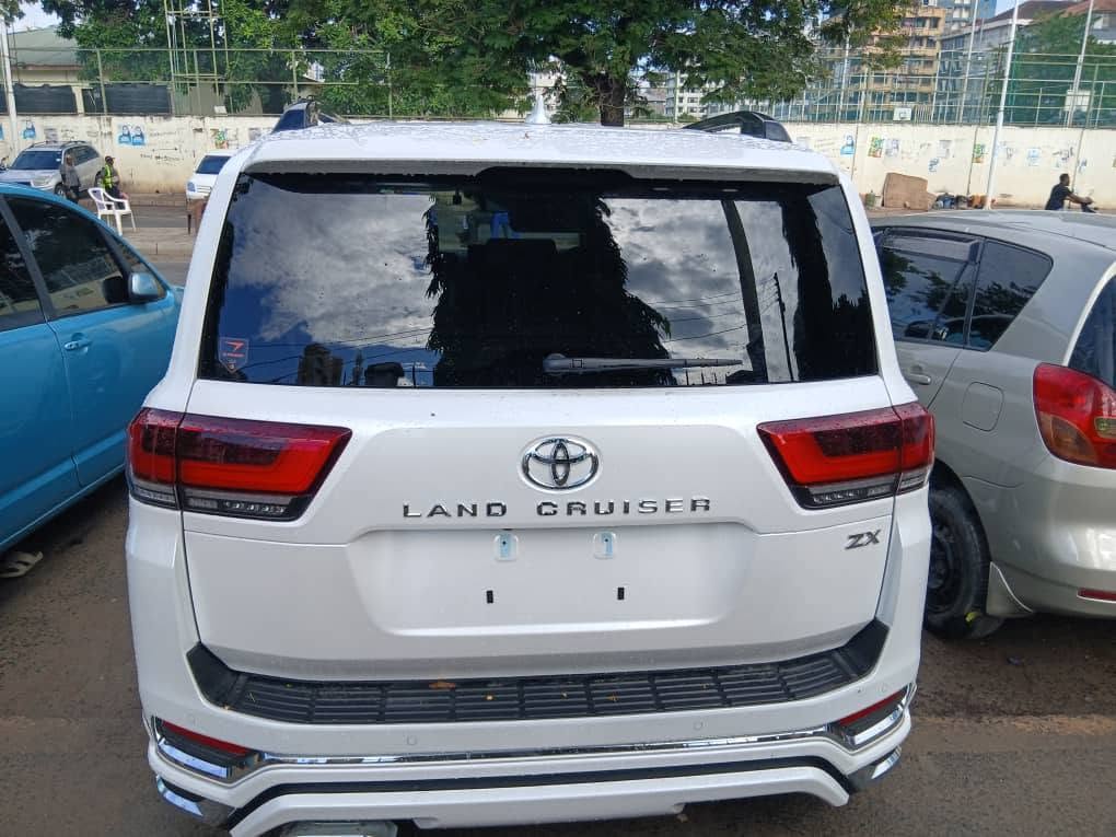 Toyota Land Cruiser 300 Series bei poa sokoni Dar es Salaam Tanzania