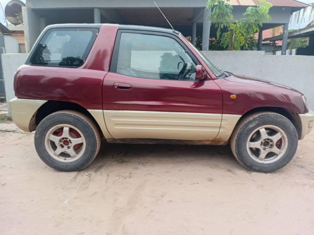 Magari Sokoni Toyota Rav4 ya Bei Poa 1998