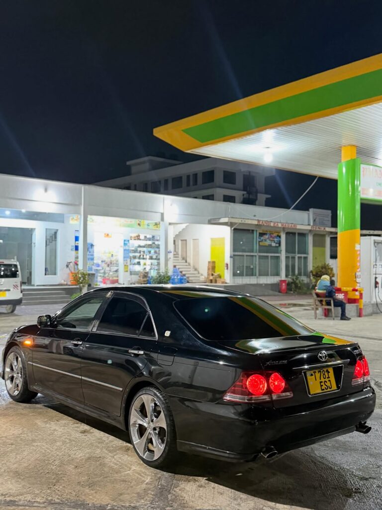 Magari Sokoni Toyota Crown ya Bei Poa 2006