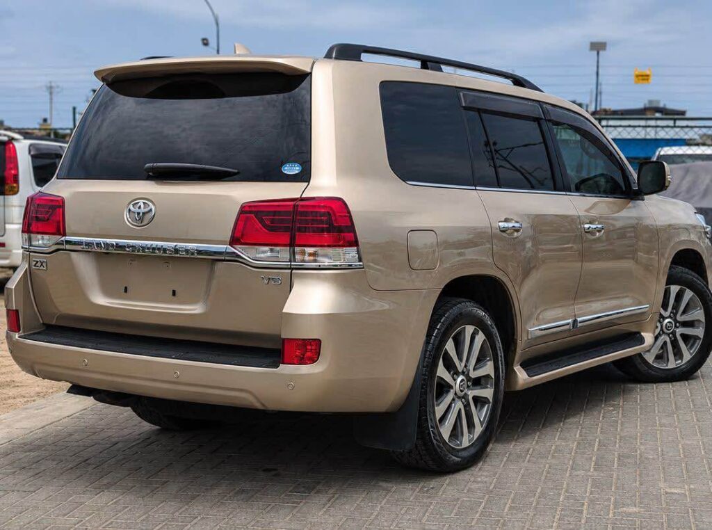 Toyota Land Cruiser V8 2017 for Sale in Dar es Salaam