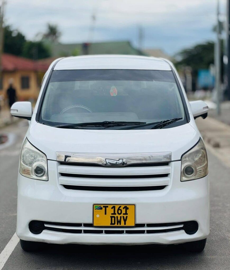 Magari Noah 2008 lipo Dar es Salaam