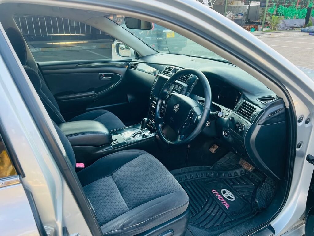 Toyota Crown 2005 Inauzwa Mwanza Tanzania