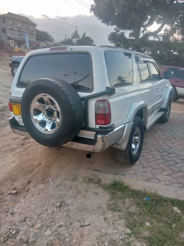 Magari Sokoni Toyota Hilux ya Bei Poa 1998